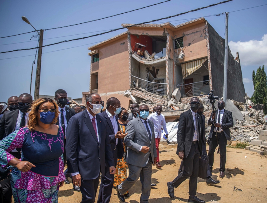 Le Premier ministre Patrick Achi sur les lieux d’un immeuble effondré à Angré, hier Les parents des victimes et les populations soulagés de la mobilisation du gouvernement.