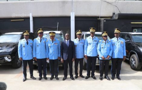 Police Nationale : Le Ministre de l’intérieur et de la sécurité procède à la remise de 7 véhicules de commandement à 7 généraux.
