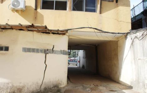 Marcory : Des locataires refusent de quitter un bâtiment qui menace de s’effondrer.