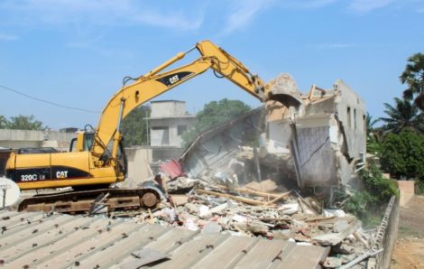 Côte d’Ivoire – Cocody : Un immeuble menaçant démoli (Cocody village).