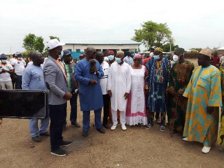 KOUNDIN : Remise des clés du dispensaire rural, et présentation de l’infirmier Konan Bedié, les populations dans l’allégresse.