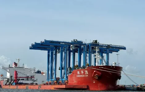 Equipement du second terminal à conteneurs : Six portiques de parc acheminés au port d’Abidjan.