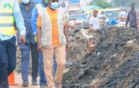 Bouaké Fofana contrôle l’effectivité du nettoyage des canalisations primaires à Yopougon.