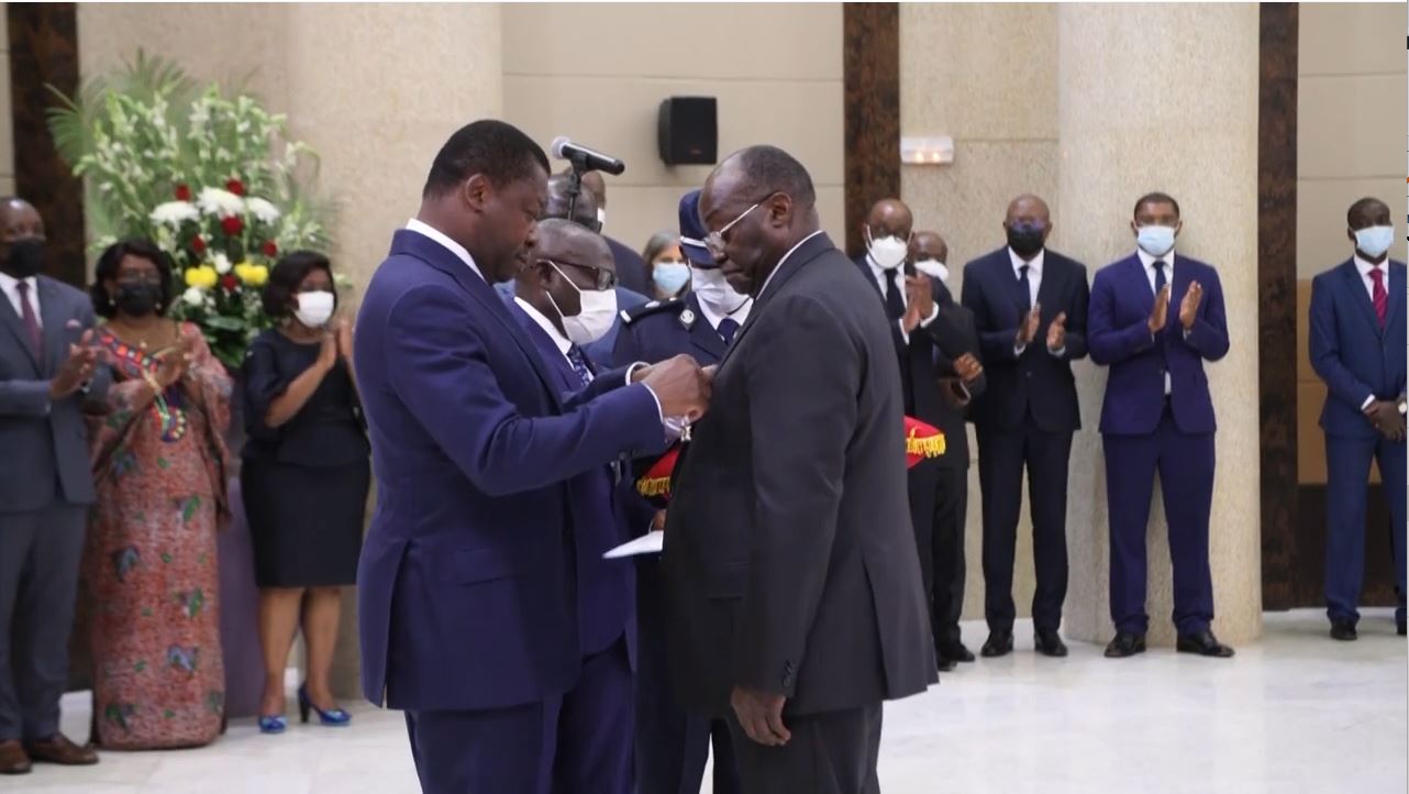 Gnassingbe_Tiémoko Meyliet Koné fait Grand Officier de l’Ordre du Mono_10
