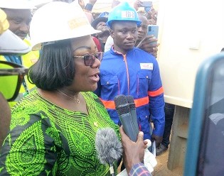 La ministre Ouloto lance la mise sous tension électrique du département de Taï.