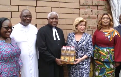 Pâques 2022 : La Première Dame Dominique Ouattara offre des dons d’une valeur de 130 millions F CFA à la communauté chrétienne.