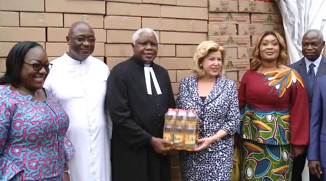 Pâques 2022 : La Première Dame Dominique Ouattara offre des dons d’une valeur de 130 millions F CFA à la communauté chrétienne.
