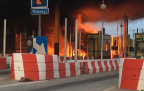 Autoroute du nord : un véhicule prend feu au niveau du poste à péage d&rsquo;Attinguié.