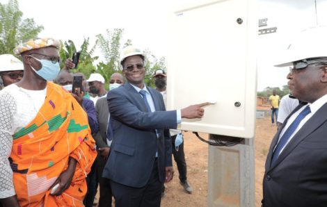 Mini centrales solaires dans des localités à Tiassalé : Le ministre Thomas Camara soulage les populations.