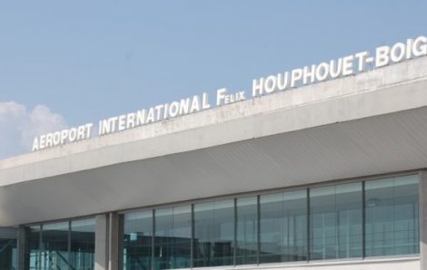 Aéroport d’Abidjan : des internautes dénoncent le racket des agents, le ministère réagit.