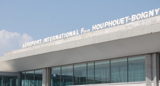 Aéroport d’Abidjan : des internautes dénoncent le racket des agents, le ministère réagit.