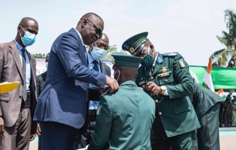Sortie de promotion à l’ENSOA : Amadou Koné encourage ses filleuls militaires à être des modèles dans la rigueur et l’abnégation au travail.