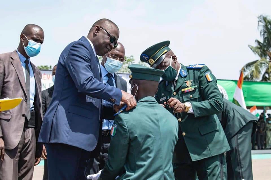 Sortie de promotion à l’ENSOA : Amadou Koné encourage ses filleuls militaires à être des modèles dans la rigueur et l’abnégation au travail.