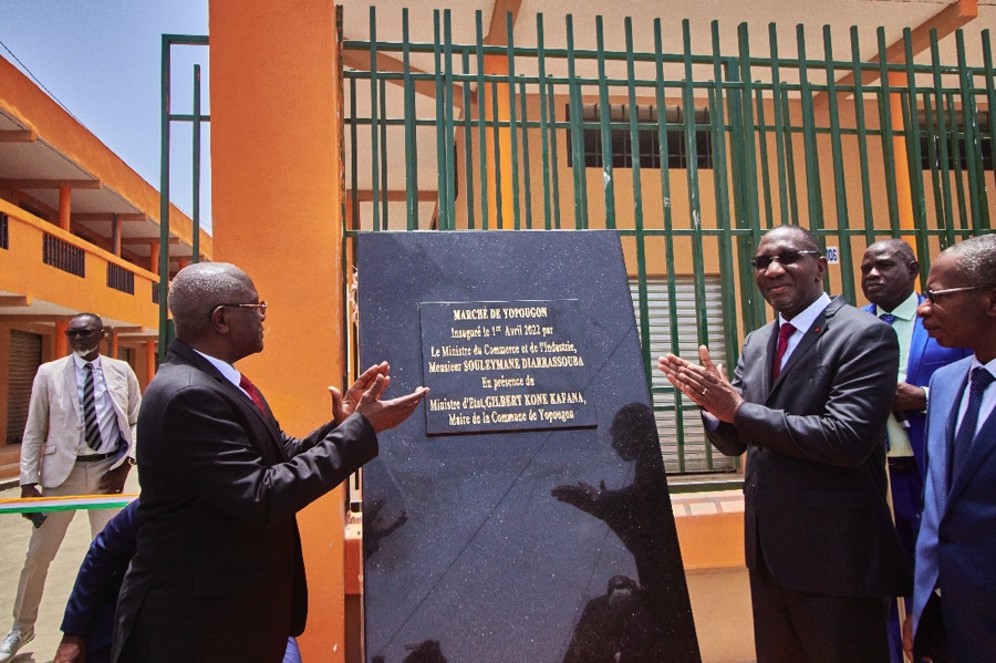 Yopougon : le Ministre Souleymane Diarrassouba procède à l’inauguration du nouveau marché de Camp militaire.