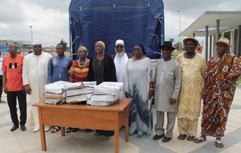 Fêtes du Ramadan et du travail : Le Président Alassane Ouattara offre 2500 poulets aux populations d’Abobo.