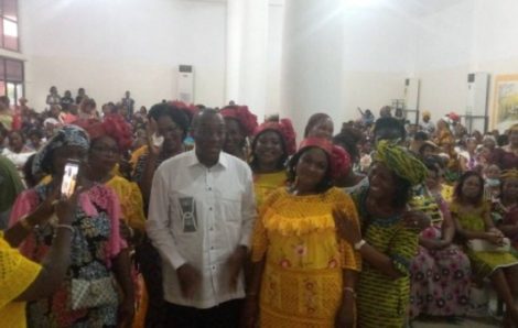 Fête des mères/Yopougon : Des centaines de femmes choisissent le chef de cabinet du Président de la République comme parrain.