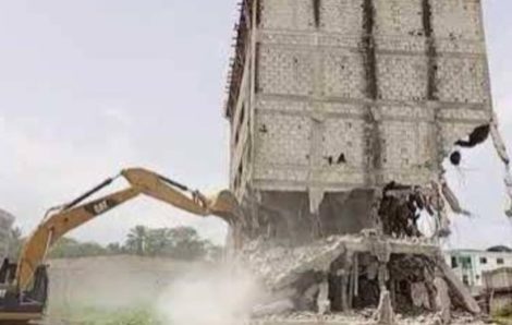 Côte d’Ivoire – Un immeuble de 5 étages détruit par le ministère de la construction à Yopougon.