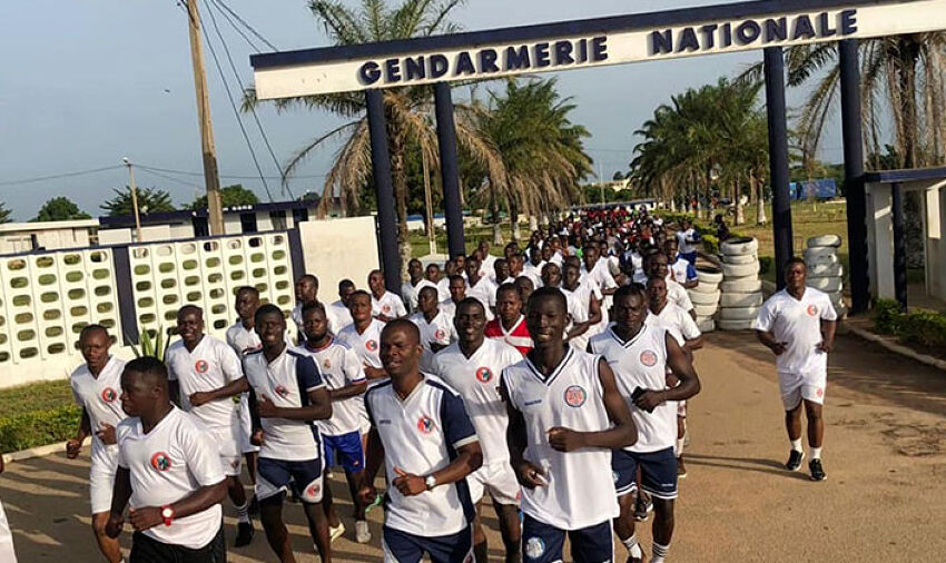 Bouaké : la section sport de la Gendarmerie nationale renforce les liens avec les forces militaires et les populations.