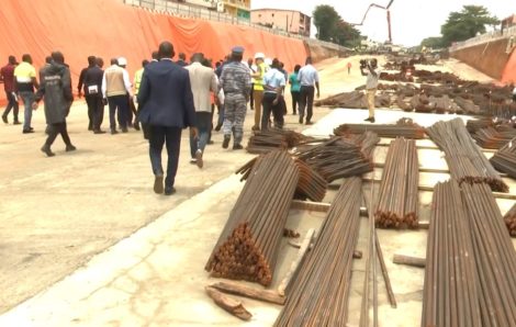 Infrastructures : Amédée Kouakou satisfait de l’avancement des travaux du tunnel du rond point d’Abobo.