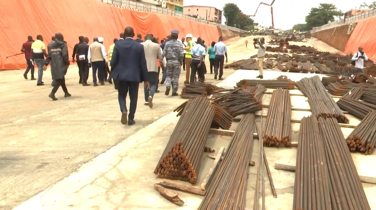 Infrastructures : Amédée Kouakou satisfait de l’avancement des travaux du tunnel du rond point d’Abobo.