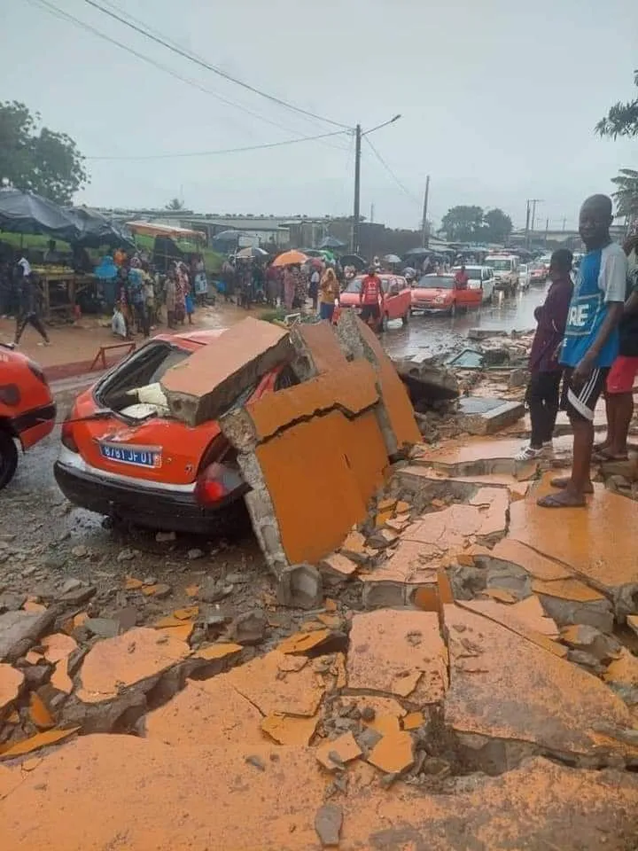 Pluies : Un duplex s’effondre à Yopougon.