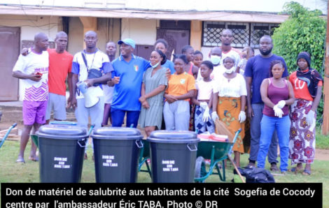 Salubrité-Cocody : Éric Taba offre du matériel à la jeunesse de la cité Sogefia (Côte d’Ivoire).