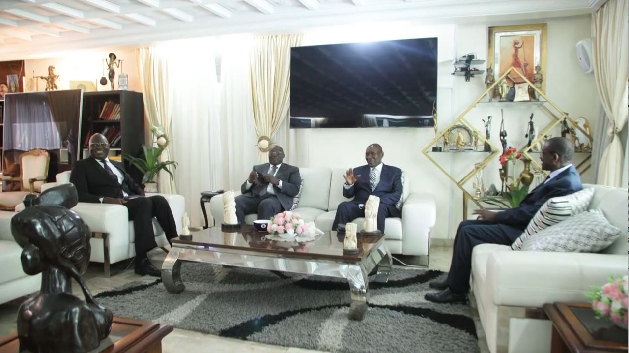 Le Vice-président Tiémoko Meyliet Koné échange avec son prédécesseur Daniel Kablan Duncan.