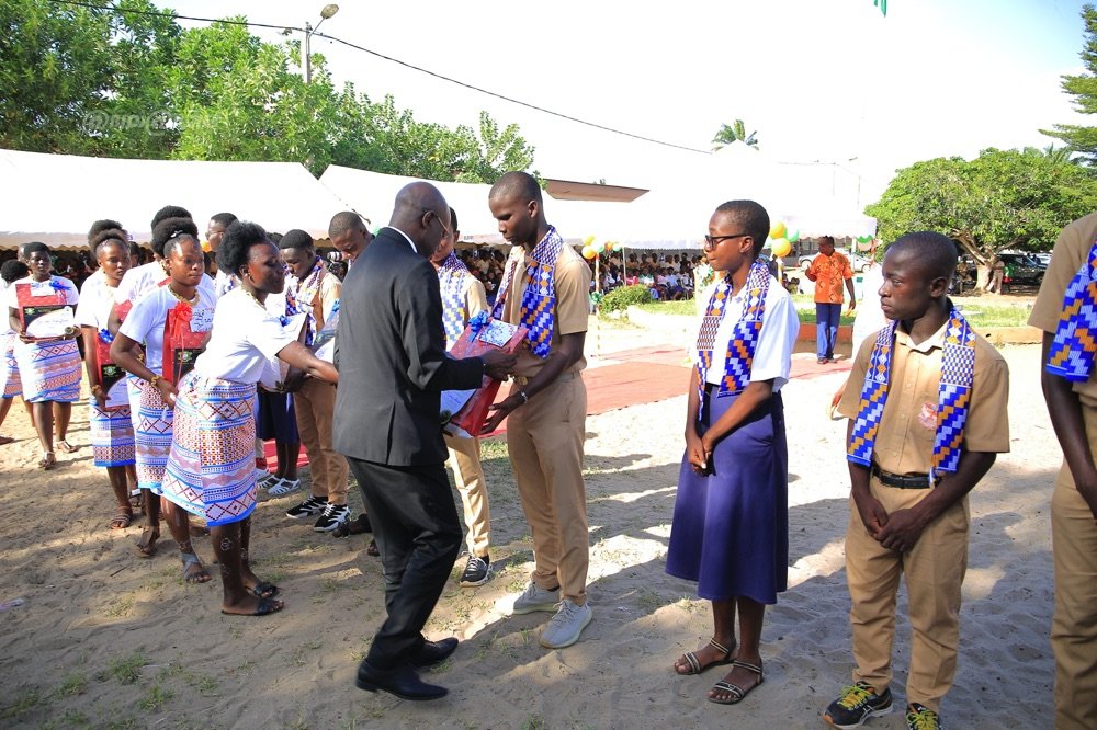 education-promotion-de-l-excellence-les-meilleurs-eleves-du-lycee-moderne-d_xfqqftpmr