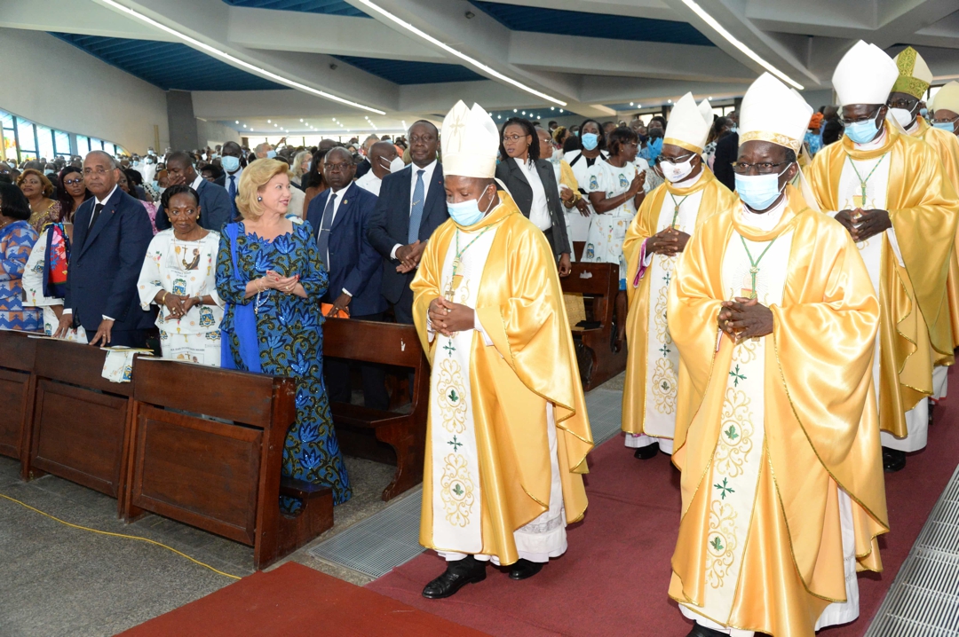 la-premiere-dame-dominique-ouattara-a-pris-part-a-la-messe-d-ordination-epi_aumlz2h3rqc