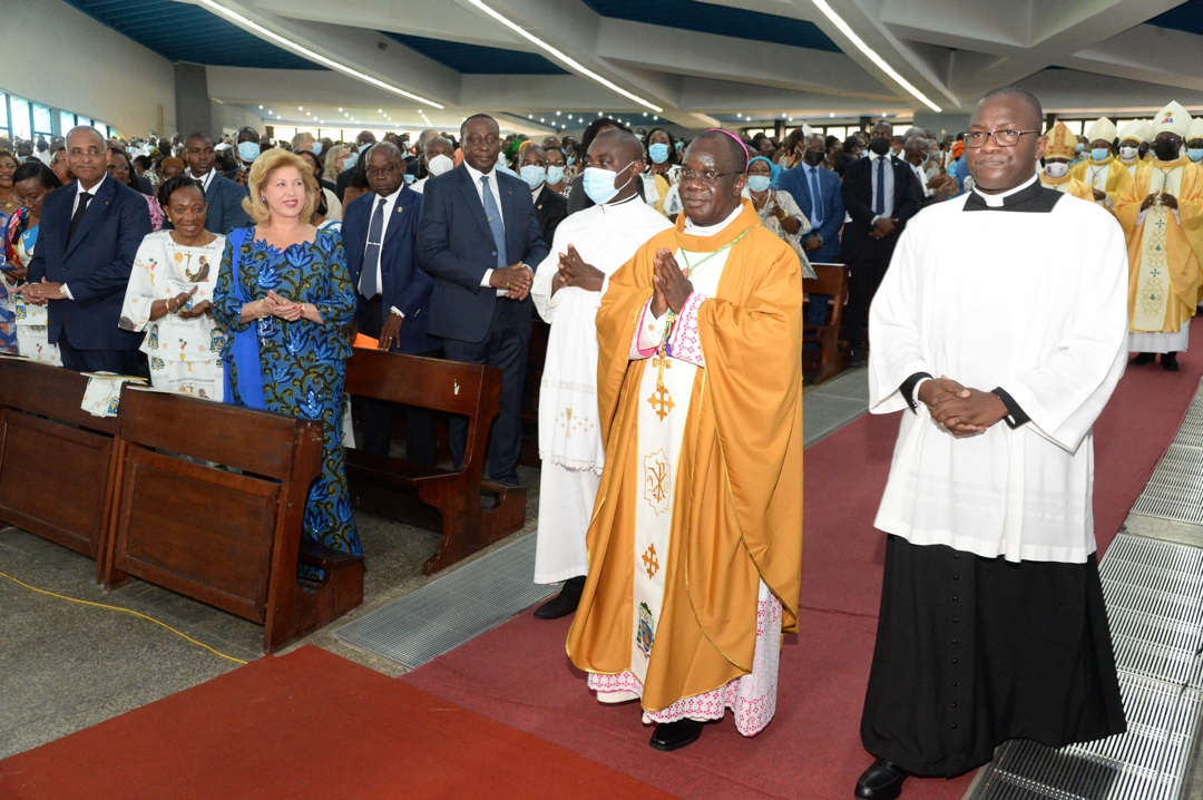 la-premiere-dame-dominique-ouattara-a-pris-part-a-la-messe-d-ordination-epi_foyzn470wuv