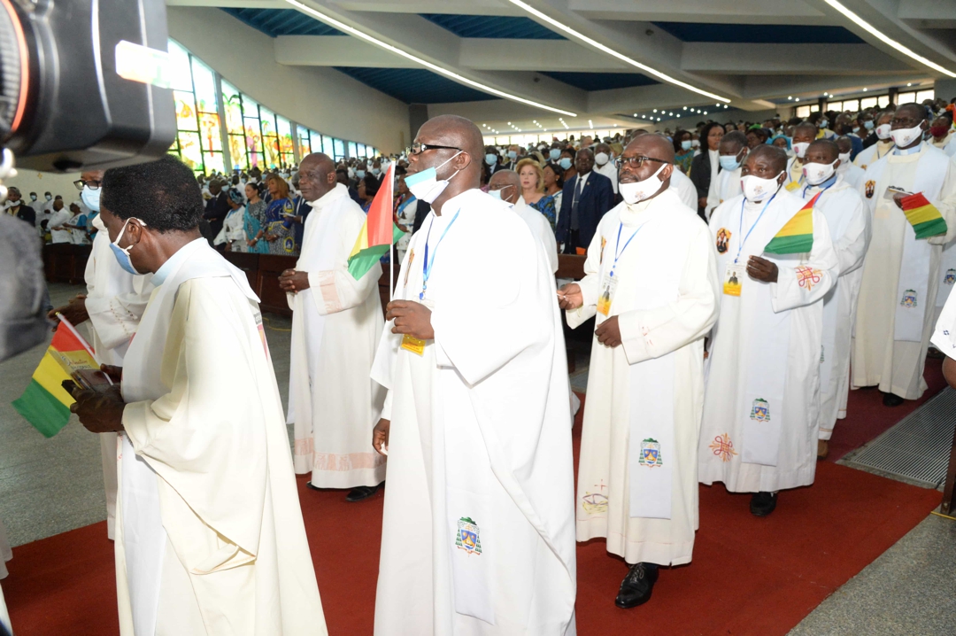 la-premiere-dame-dominique-ouattara-a-pris-part-a-la-messe-d-ordination-epi_hzfmvj7d946