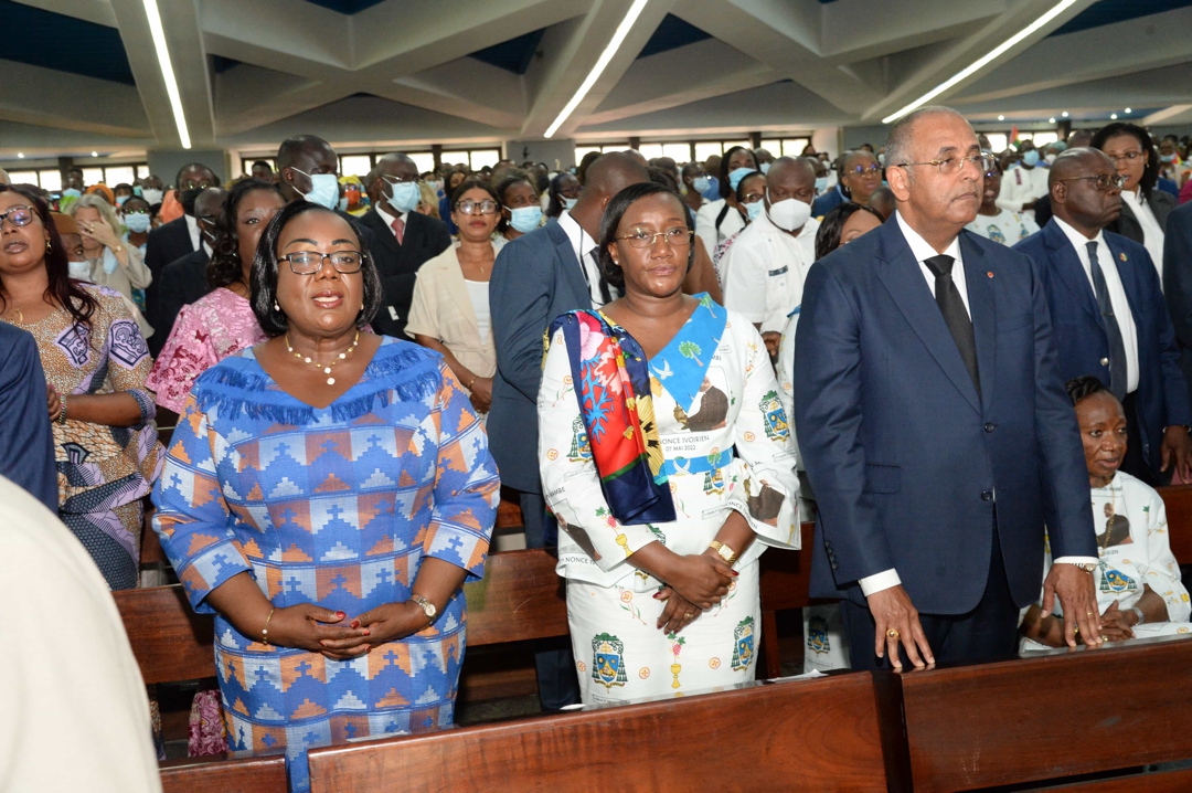 la-premiere-dame-dominique-ouattara-a-pris-part-a-la-messe-d-ordination-epi_irae8sy3q2