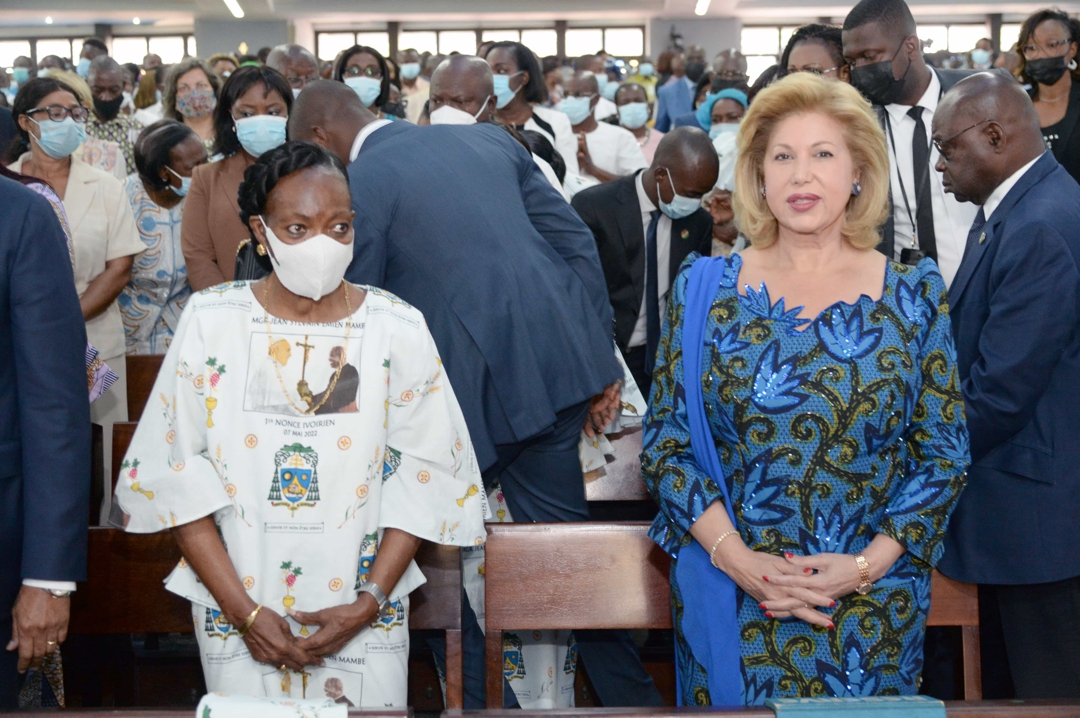 La Première Dame Dominique Ouattara a pris part à la messe d’ordination épiscopale de Monseigneur Jean-Sylvain Emien Mambé.