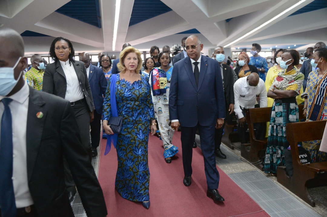 la-premiere-dame-dominique-ouattara-a-pris-part-a-la-messe-d-ordination-epi_ooxkez8pbs