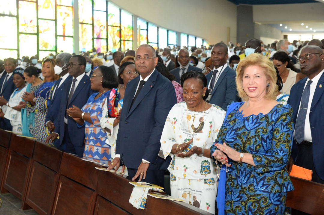 la-premiere-dame-dominique-ouattara-a-pris-part-a-la-messe-d-ordination-epi_sfz6315ldz