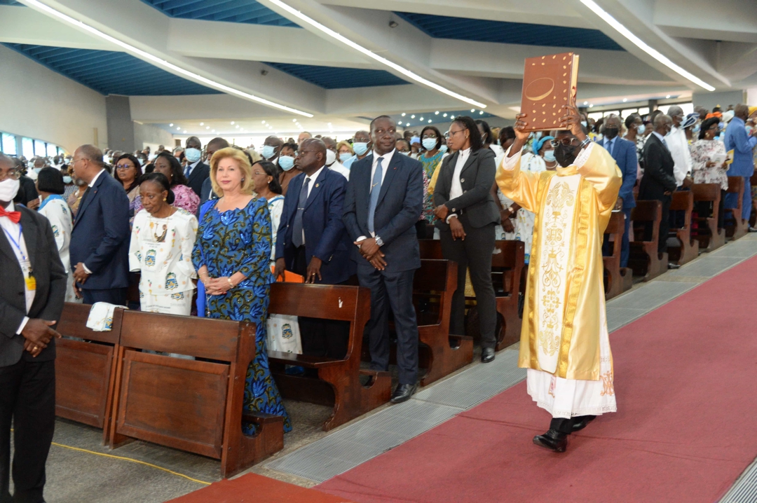 la-premiere-dame-dominique-ouattara-a-pris-part-a-la-messe-d-ordination-epi_ss0wnv8ojx