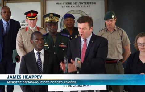 En visite à Abidjan, le ministre britannique des Forces armées souhaite renforcer la coopération militaire et sécuritaire entre la Côte d’Ivoire et le Royaume-Uni.