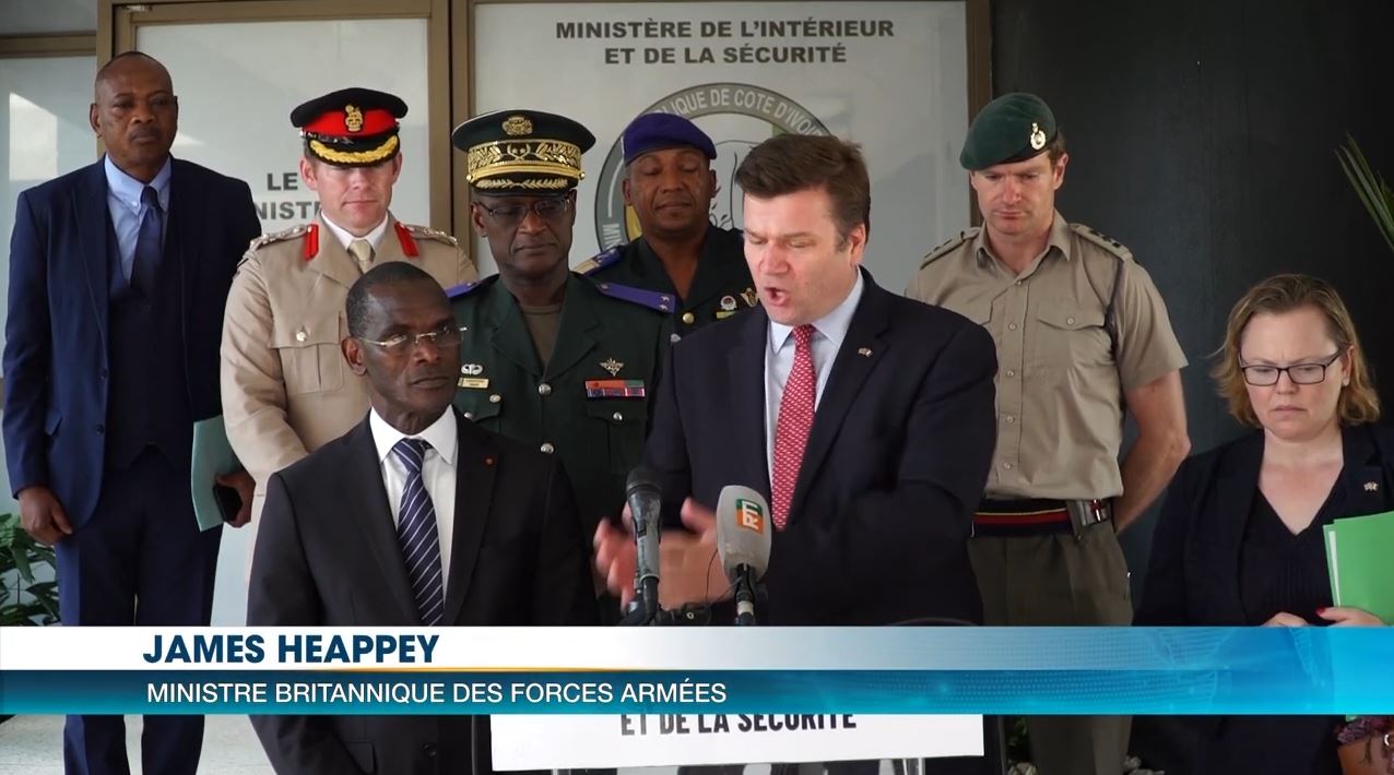 En visite à Abidjan, le ministre britannique des Forces armées souhaite renforcer la coopération militaire et sécuritaire entre la Côte d’Ivoire et le Royaume-Uni.