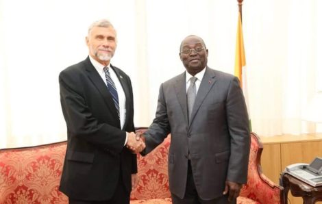 Le Vice-Président Tiémoko Meyliet Koné, échange avec trois Ambassadeurs accrédités en Côte d’Ivoire.