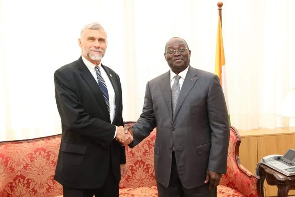 Le Vice-Président Tiémoko Meyliet Koné, échange avec trois Ambassadeurs accrédités en Côte d’Ivoire.