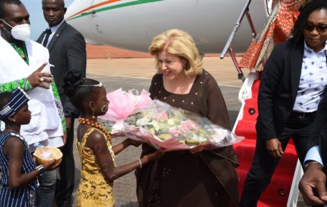 Fête des mères à Kouto – Les populations réservent un accueil chaleureux à la Première Dame.