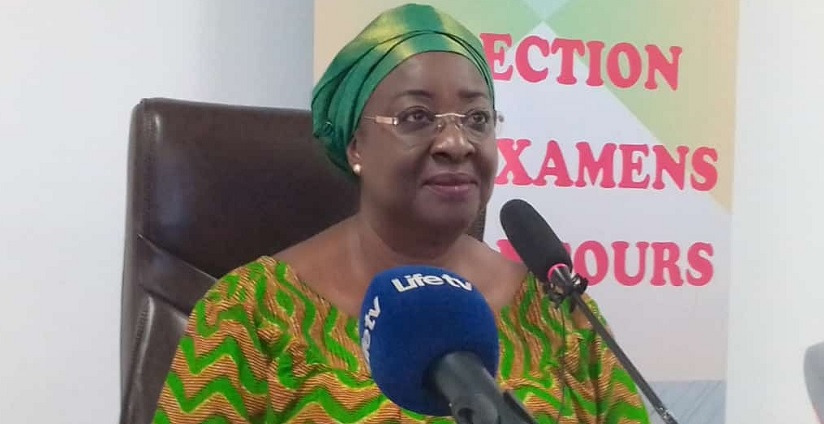 La-directrice-des-examens-et-concours-Dosso-Nimaga-Mariam-le-mardi-21-juin-2022-a-la-proclamation-des-resultats-du-CEPE