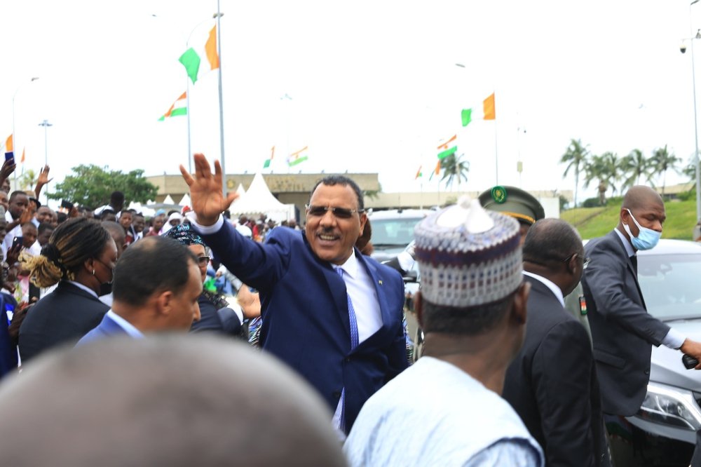 arrivee-a-abidjan-du-president-nigerien-mohamed-bazoum_ax6npekvcaj