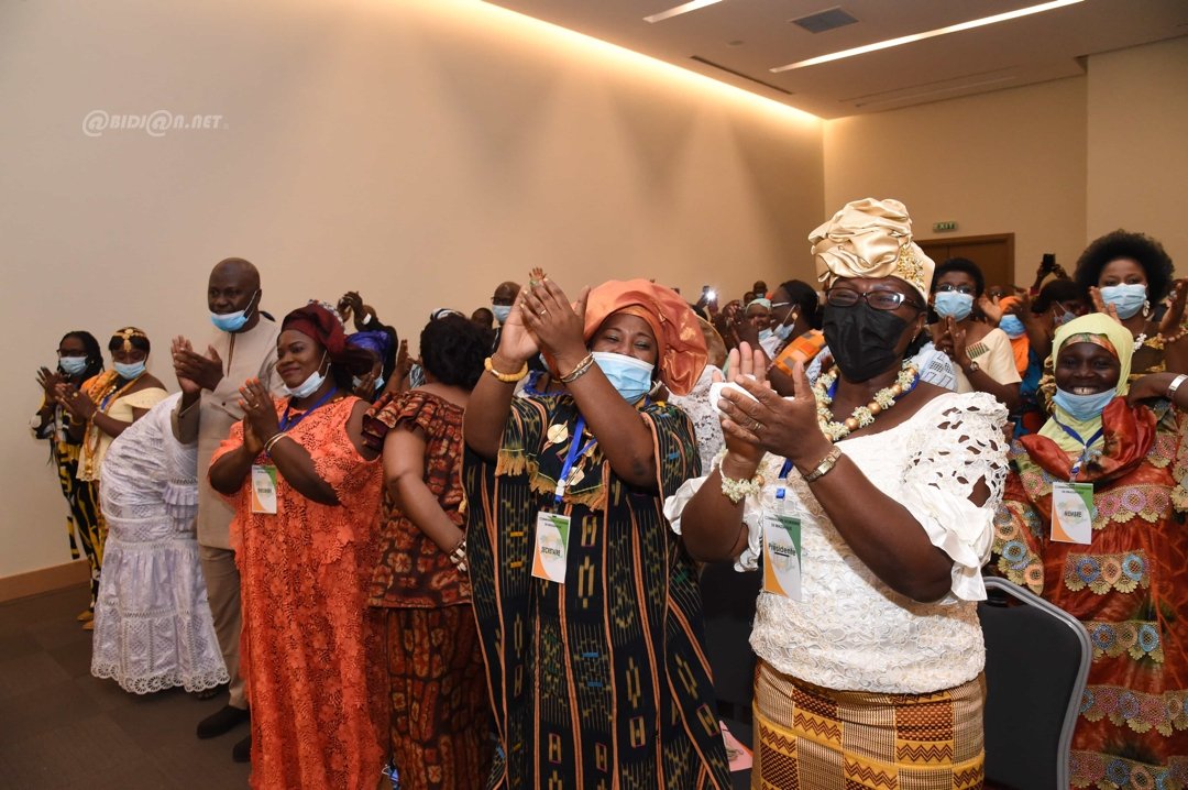 rencontre-de-la-premiere-dame-dominique-ouattara-avec-les-ivoiriennes-vivan_1tmzps0ikxl