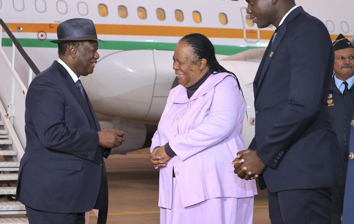 Le Chef de l’Etat, SEM Alassane Ouattara, est arrivé en Afrique du Sud pour une visite d’État
