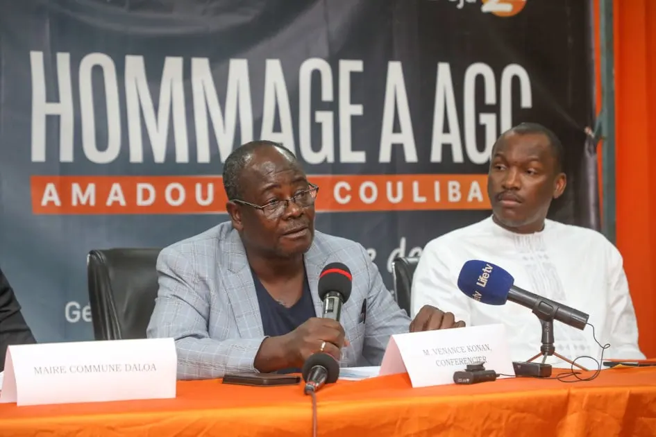 Daloa : Venance Konan présente le livre sur AGC.