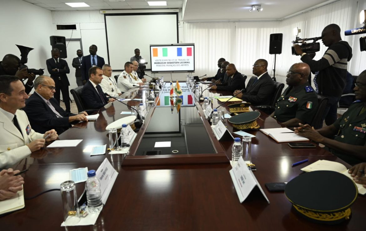 Le ministre d’Etat Birahima Ouattara et son homologue français de la Défense échangent sur la situation.