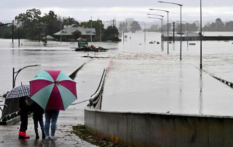 En Australie, des inondations spectaculaires forcent des milliers de personnes à évacuer.