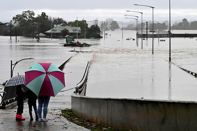 En Australie, des inondations spectaculaires forcent des milliers de personnes à évacuer.