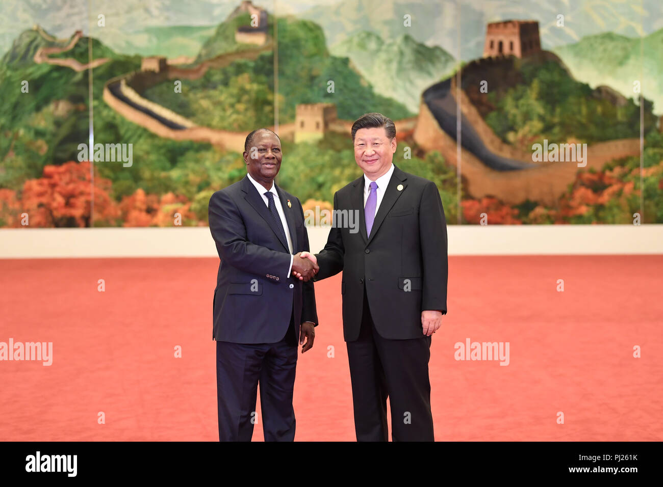 beijing-chine-sep-2018-3-le-president-chinois-xi-jinping-r-se-felicite-de-la-cote-d-ivoire-le-president-alassane-ouattara-